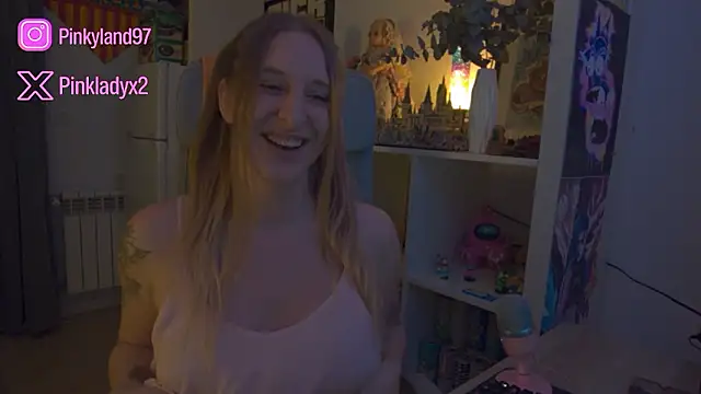 Snapshot of Pinkyladyxxx chatting on February 22, 2026, 8:32 pm Pinkyladyxxx online show from February 22, 2026, 8:32 pm