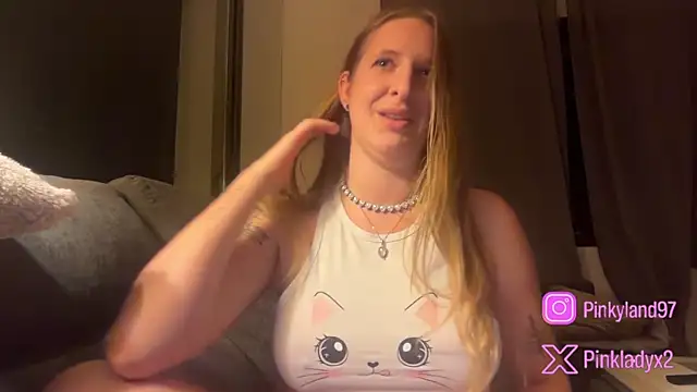 Snapshot of Pinkyladyxxx chatting on May 15, 2026, 10:52 pm Pinkyladyxxx online show from May 15, 2026, 10:52 pm