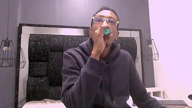 Snapshot of Jose_Smoke chatting on December 2, 2025, 3:52 am Jose Smoke online show from December 2, 2025, 3:52 am