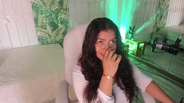 Snapshot of loly_marce chatting on April 24, 2026, 8:33 pm loly marce online show from April 24, 2026, 8:33 pm