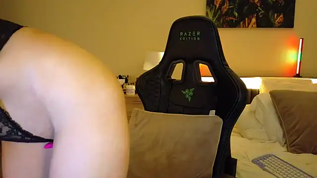 Snapshot of joycesilver chatting on December 14, 2025, 2:44 pm joycesilver online show from December 14, 2025, 2:44 pm