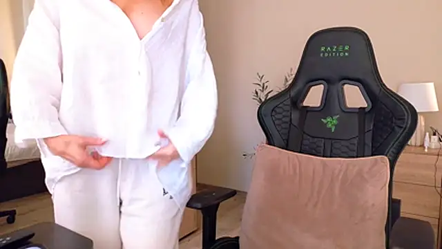 joycesilver online show from April 7, 2026, 9:33 am