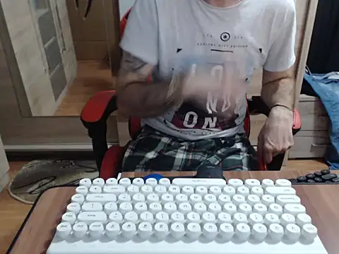 uncutguy01 online show from October 18, 2025, 4:58 am