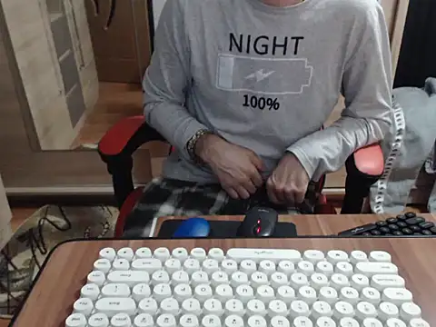 uncutguy01 online show from October 15, 2025, 4:44 am
