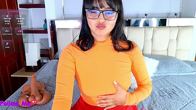 Snapshot of scarlleth_ chatting on October 31, 2025, 12:13 pm scarlleth online show from October 31, 2025, 12:13 pm