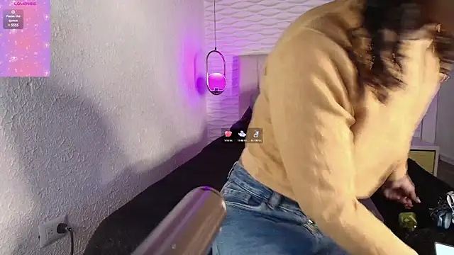 Snapshot of sarah_banks1 chatting on March 11, 2025, 7:03 pm sarah banks1 online show from March 11, 2025, 7:03 pm