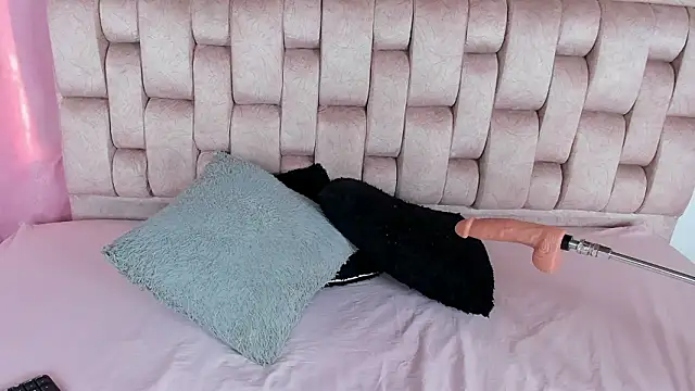 Emma Evelyn online show from February 3, 2026, 7:52 pm