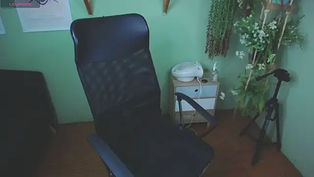 Snapshot of Fernanda__ chatting on November 6, 2025, 5:17 pm Fernanda online show from November 6, 2025, 5:17 pm