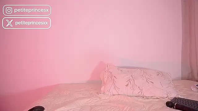 petitevictoria online show from October 6, 2025, 9:21 am