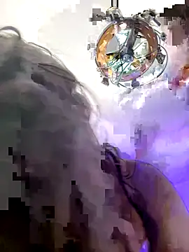 Snapshot of OniricFemme chatting on December 16, 2025, 1:32 am OniricFemme online show from December 16, 2025, 1:32 am