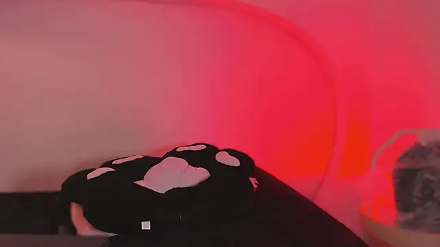 katiepeach  online show from October 29, 2025, 12:04 pm