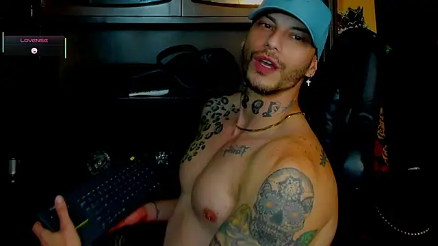 Snapshot of RickG_Oficial chatting on November 29, 2025, 12:33 am RickG Oficial online show from November 29, 2025, 12:33 am