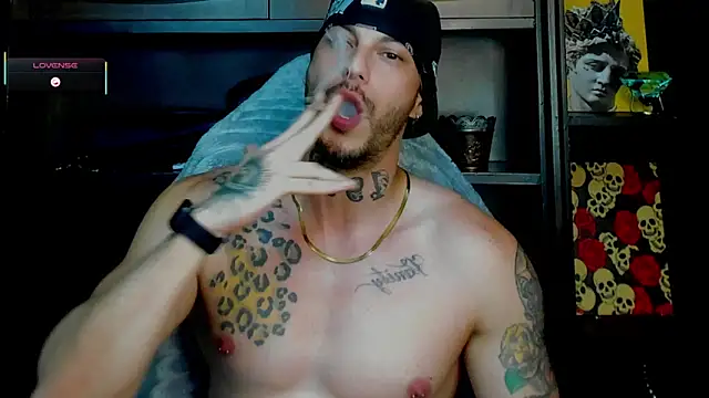 Snapshot of RickG_Oficial chatting on November 24, 2025, 11:16 pm RickG Oficial online show from November 24, 2025, 11:16 pm