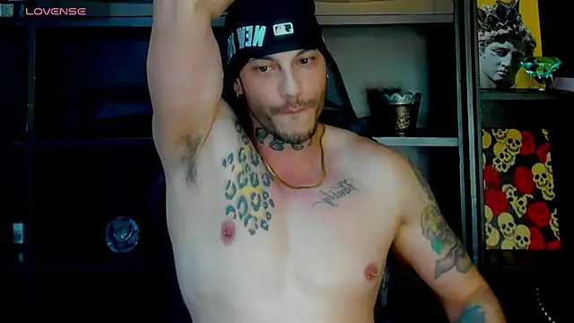 Snapshot of RickG_Oficial chatting on November 18, 2025, 8:45 pm RickG Oficial online show from November 18, 2025, 8:45 pm