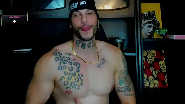 Snapshot of RickG_Oficial chatting on November 10, 2025, 11:43 pm RickG Oficial online show from November 10, 2025, 11:43 pm