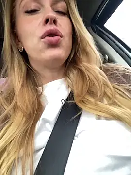 Snapshot of Sweet___Emily chatting on October 10, 2025, 1:12 pm Sweet   Emily online show from October 10, 2025, 1:12 pm