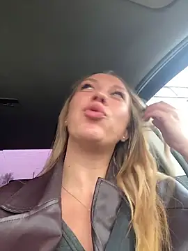 Snapshot of Sweet___Emily chatting on November 10, 2025, 12:21 pm Sweet Emily online show from November 10, 2025, 12:21 pm