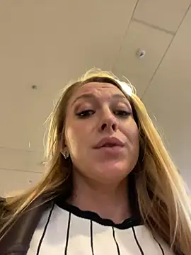 Snapshot of Sweet___Emily chatting on October 13, 2025, 12:29 pm Sweet   Emily online show from October 13, 2025, 12:29 pm