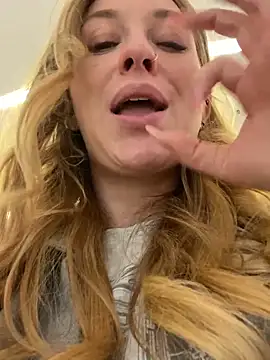 Snapshot of Sweet___Emily chatting on September 18, 2025, 1:47 pm Sweet   Emily online show from September 18, 2025, 1:47 pm