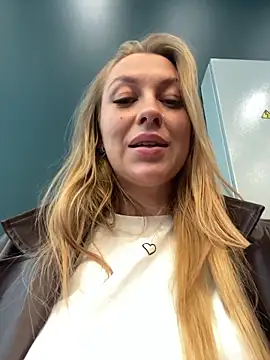 Snapshot of Sweet___Emily chatting on October 3, 2025, 1:56 pm Sweet   Emily online show from October 3, 2025, 1:56 pm