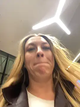 Snapshot of Sweet___Emily chatting on November 12, 2025, 4:33 pm Sweet Emily online show from November 12, 2025, 4:33 pm