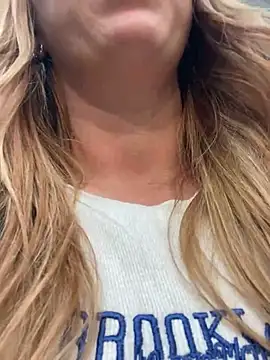 Snapshot of Sweet___Emily chatting on January 17, 2025, 8:33 pm Sweet   Emily online show from January 17, 2025, 8:33 pm