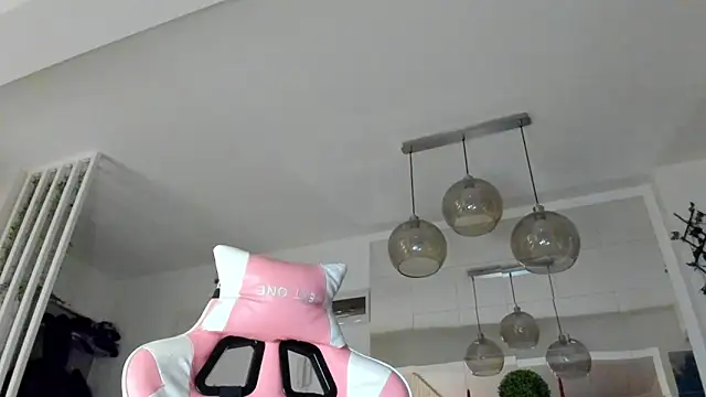 Snapshot of IreneVON chatting on November 6, 2025, 4:49 am IreneVON online show from November 6, 2025, 4:49 am