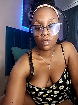 Snapshot of Queen-Chocolate chatting on December 22, 2025, 2:06 pm Queen-Chocolate online show from December 22, 2025, 2:06 pm