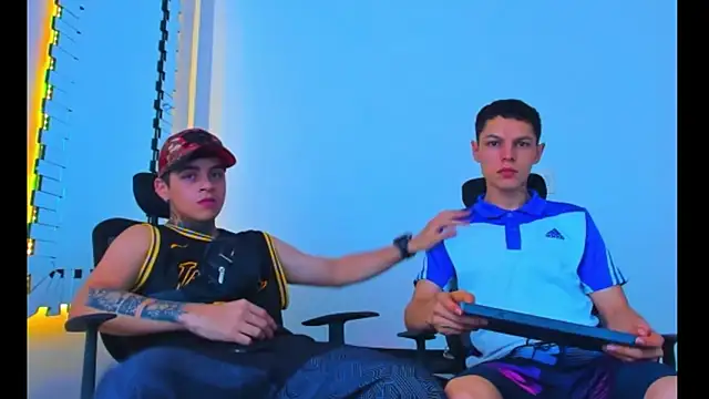 HOT boy2025 online show from November 30, 2025, 5:03 pm