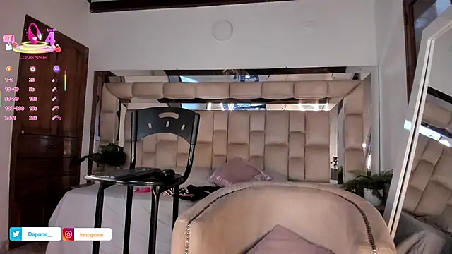 Snapshot of Dapnne_ chatting on October 10, 2025, 12:50 pm Dapnne online show from October 10, 2025, 12:50 pm