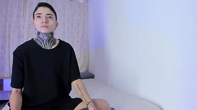 Snapshot of Tinny_and_Candy chatting on November 17, 2025, 11:58 am Tinny and Candy online show from November 17, 2025, 11:58 am