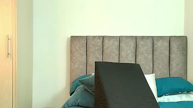 karina lewis  online show from April 11, 2026, 4:31 am