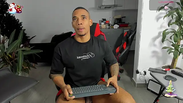 Snapshot of TROYWESLY- chatting on December 21, 2025, 9:48 pm TROYWESLY- online show from December 21, 2025, 9:48 pm