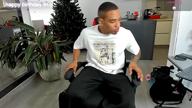 Snapshot of TROYWESLY- chatting on December 18, 2025, 5:50 pm TROYWESLY- online show from December 18, 2025, 5:50 pm