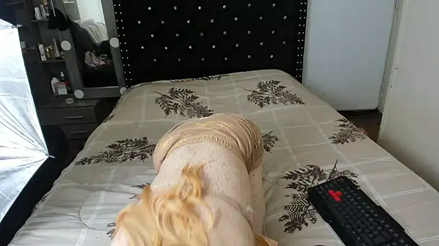 valerie luxe  online show from November 14, 2025, 2:59 am