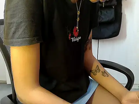 Snapshot of Destiny_Desire chatting on November 24, 2025, 12:16 pm Destiny Desire online show from November 24, 2025, 12:16 pm