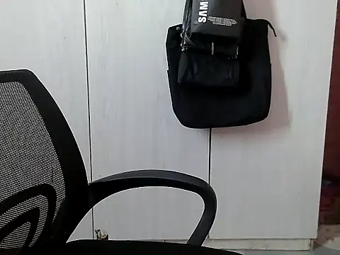 Snapshot of Destiny_Desire chatting on November 12, 2025, 6:23 pm Destiny Desire online show from November 12, 2025, 6:23 pm