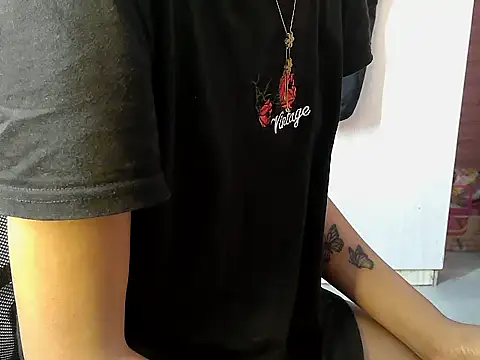 Snapshot of Destiny_Desire chatting on November 20, 2025, 12:28 pm Destiny Desire online show from November 20, 2025, 12:28 pm