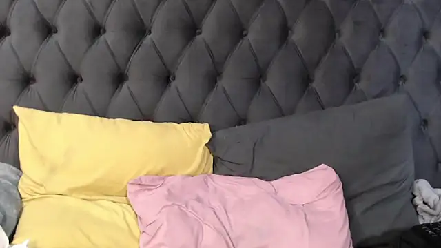 DIRTYTALKINQUEEN online show from November 5, 2025, 7:44 am