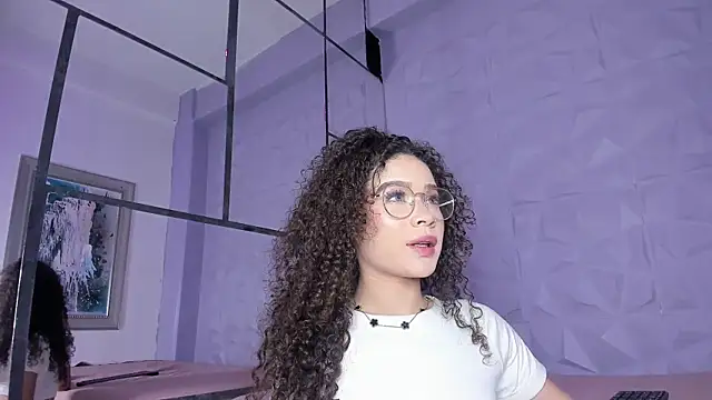  LittleLia online show from November 28, 2025, 4:07 pm