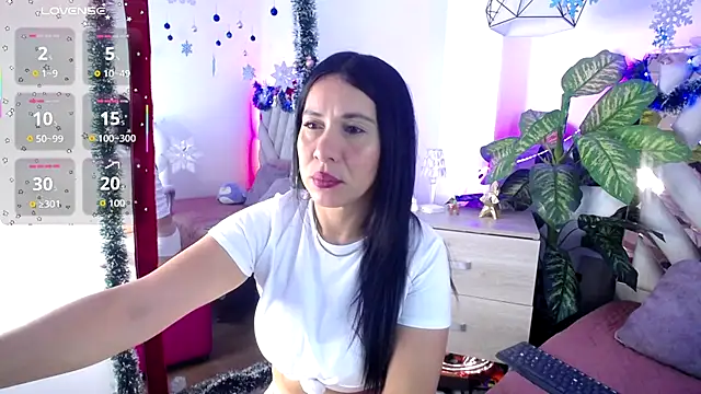 Snapshot of Camille_jhonson chatting on December 14, 2025, 10:32 am Camille jhonson online show from December 14, 2025, 10:32 am