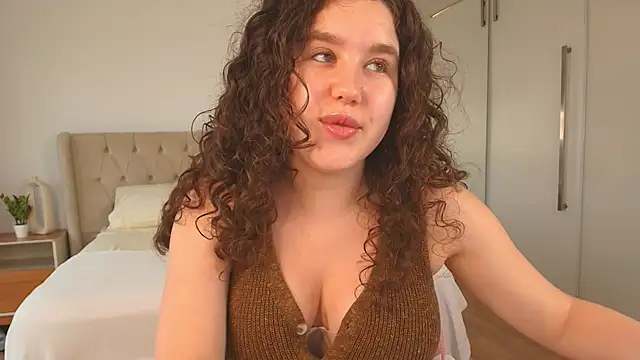 Snapshot of Ariella_Sol chatting on February 8, 2026, 7:22 pm Ariella Sol online show from February 8, 2026, 7:22 pm