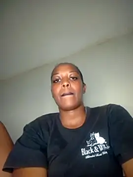 Snapshot of pretty-eyes23 chatting on December 15, 2025, 2:01 pm pretty-eyes23 online show from December 15, 2025, 2:01 pm