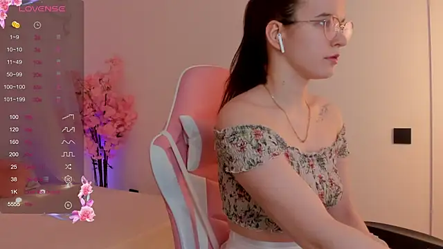 Snapshot of sweeet_july chatting on February 21, 2025, 4:40 am sweeet july online show from February 21, 2025, 4:40 am