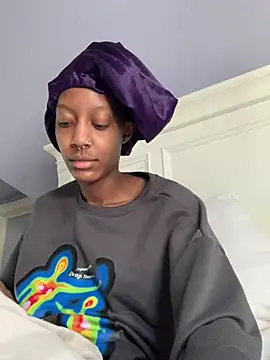 Snapshot of Bluesaphireee chatting on March 13, 2025, 4:12 pm Bluesaphireee online show from March 13, 2025, 4:12 pm