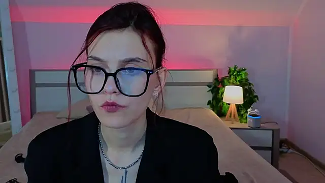 SusieMorris online show from November 10, 2025, 9:47 am