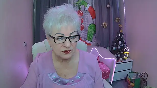 Snapshot of KayleSmoll chatting on December 18, 2025, 7:29 pm KayleSmoll online show from December 18, 2025, 7:29 pm