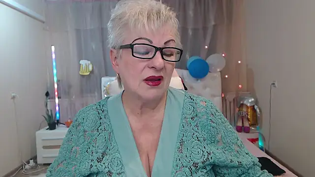 KayleSmoll online show from October 7, 2025, 6:42 pm