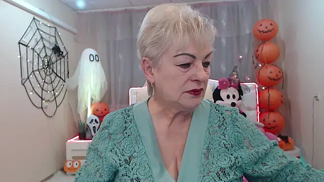 KayleSmoll online show from October 11, 2025, 6:31 pm