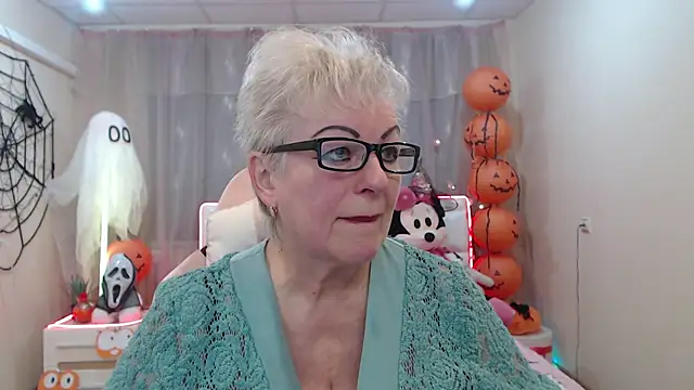 KayleSmoll online show from October 17, 2025, 6:32 pm